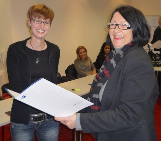 News - Central: Frau Lehmann (links, Teilnehmerin) mit Frau Feldmann (rechts, Seminarleitung)