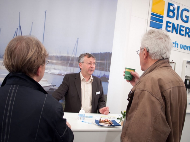 Deutsche-Politik-News.de | Auf der „Haus und Bau 2012“ stehen die Energieberater von Bigge Energie den Besuchern mit vielen Informationen zu Naturstrom und Spartarifen zur Seite.