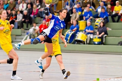 Sport-News-123.de | Linksaussen Petra Janeckova beim Torwurf