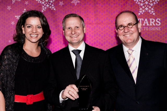 Deutsche-Politik-News.de | Deniza Spinova (IHG), Hoteldirektor Marcus Gottschlich (Holiday Inn Dsseldorf Airport-Ratingen) und Matthias Mohr (IHG) bei den Hotel Stars Awards in Berlin