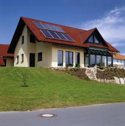 Fertighaus, Plusenergiehaus @ Hausbau-Seite.de | Hausbau & Einfamilienhaus - Foto: Schont die Umwelt und den Geldbeutel: Einfamilienhaus best�ckt mit Kollektoren zur Warmwasserbereitung. Foto: BSW-Solar/Viessmann.