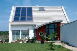 Fertighaus, Plusenergiehaus @ Hausbau-Seite.de | Solarzellen und Fenster knnen sich optisch ergnzen. Foto: Velux / Immowelt.de.