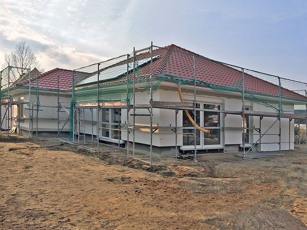 Fertighaus, Plusenergiehaus @ Hausbau-Seite.de | Der Winkelbungalow kann am Wochenende in 16356 Ahrensfelde besichtigt werden.  Foto: Roth-Massivhaus