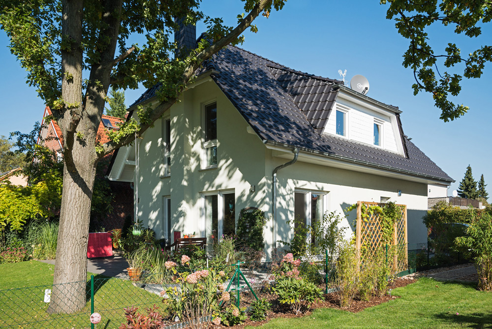 Fertighaus, Plusenergiehaus @ Hausbau-Seite.de | Landhaus Stade (Abb. hnl.) kann am Wochenende in 12683 Panketal besichtigt werden.  Foto: Roth-Massivhaus