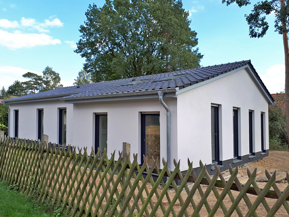 Deutsche-Politik-News.de | Der frei geplante Bungalow kann am Wochenende in 15711 Knigs Wusterhausen besichtigt werden. Foto: Roth-Massivhaus