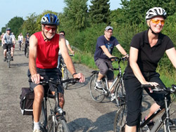 Deutsche-Politik-News.de | CAD Schroer Mitarbeiter fahren Fahrrad fr die Flchtlingshilfe 