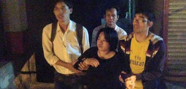 Deutsche-Politik-News.de | Nach der Freilassung aus dem Polizeirevier konnte die Aktivistin Do Thi Minh Hanh kaum gehen und musste von Freunden gesttzt werden