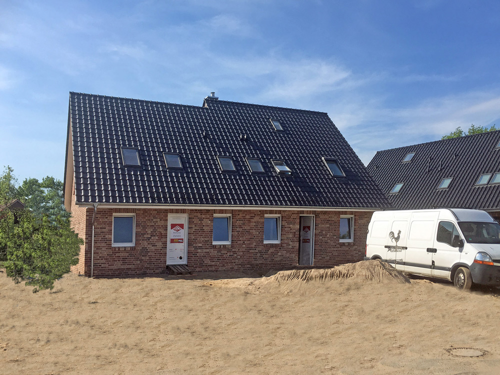 Deutsche-Politik-News.de | Das Doppelhaus kann am kommenden Wochenende in 25474 Ellerbek besichtigt werden. Foto: Roth-Massivhaus