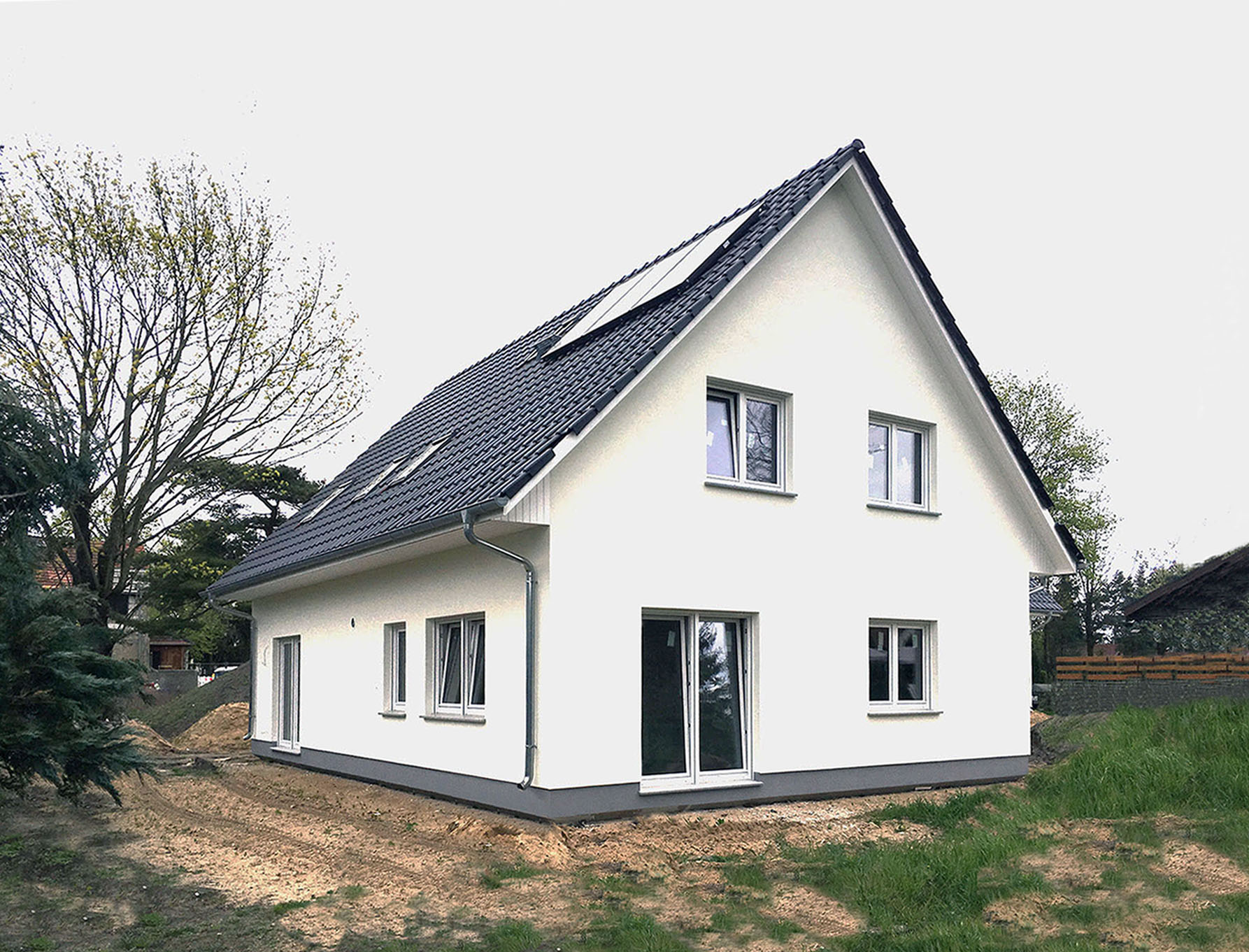 Deutsche-Politik-News.de | Das Einfamilienhaus mit Einliegerwohnung kann am Wochenende in 12683 Berlin besichtigt werden. Foto: Roth-Massivhaus