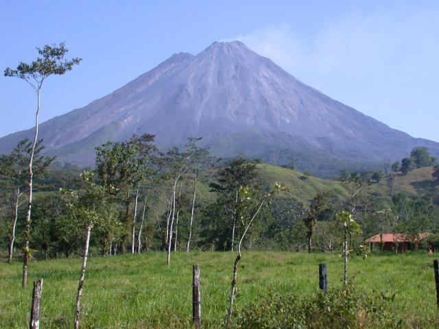 Auto News | Vulkan Arenal in Costa Rica