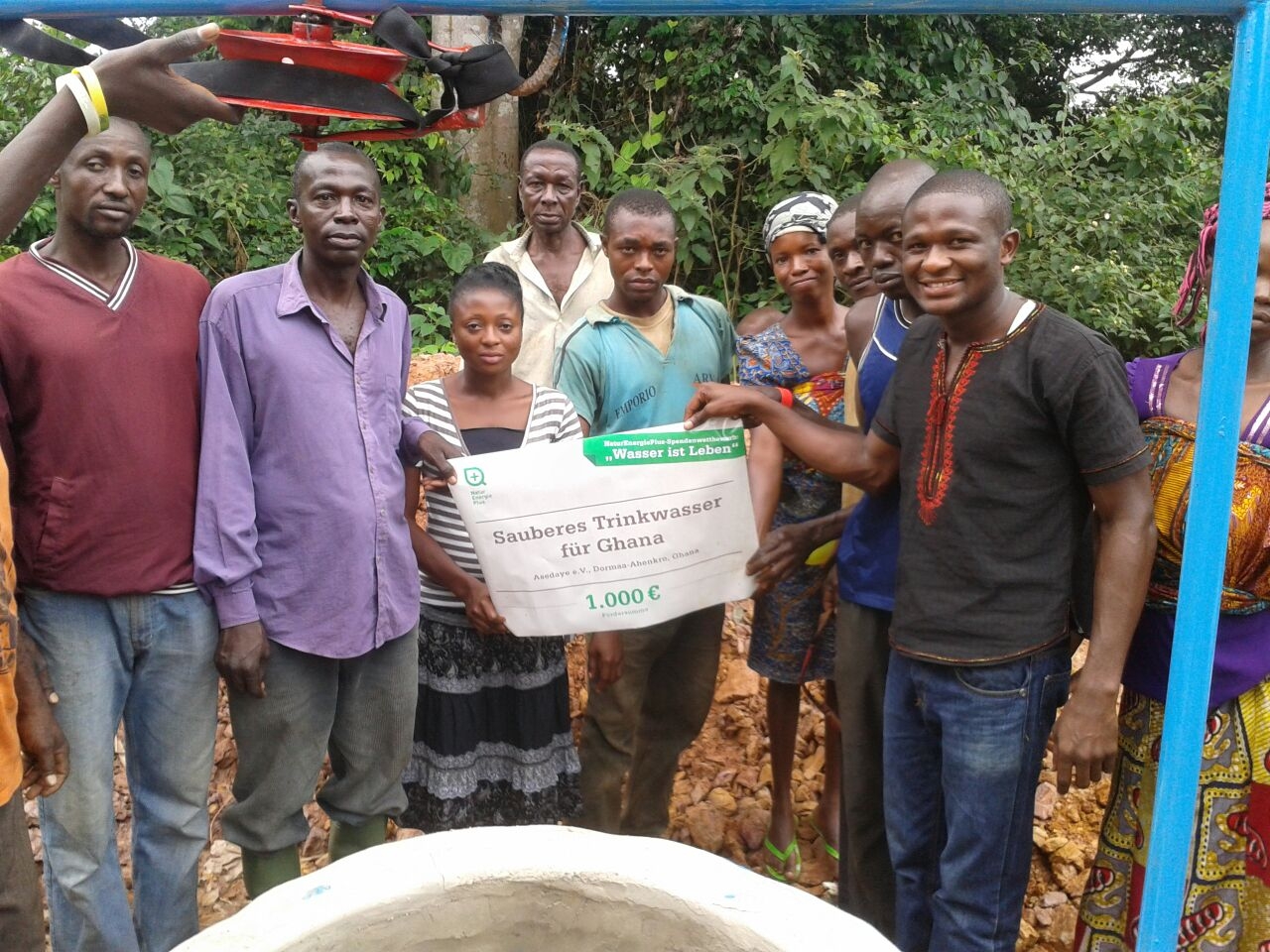 Finanzierung-24/7.de - Finanzierung Infos & Finanzierung Tipps | Die Bewohner des ghanaischen Dorfes Asikasu Number 2 forest vor dem neuen Brunnen.