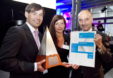 Deutsche-Politik-News.de | Armin Leonhardt, Doris Leonhardt und Christian Roth (von links) von MSR-Office nehmen die Auszeichnung beim CyberOne Award der bwcon entgegen. 