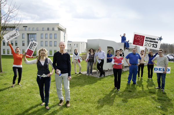 Deutsche-Politik-News.de | FOTO: DELO-Team vor dem Unternehmensgebude in Windach