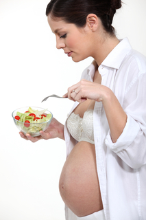 Gesundheit Infos, Gesundheit News & Gesundheit Tipps | Pregnant_woman_eating_salad__aboutpixel_Mark_Chambers
