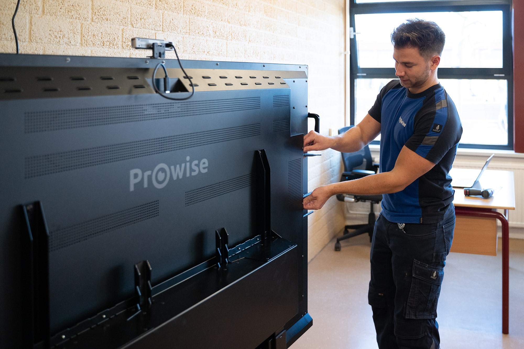 Deutsche-Politik-News.de | Prowise-Techniker installiert interaktive Tafel in einem Klassenraum