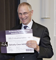 Handy News @ Handy-Infos-123.de | Dr. Dietmar Dengler, Leiter Chemie bei DELO, mit der Urkunde des Radtech Awards
