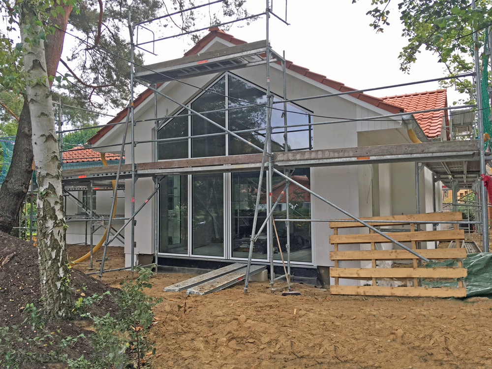 Deutsche-Politik-News.de | Der Bungalow Usedom von Roth-Massivhaus mit dieser besonderen Erker-Lsung kann am Wochenende in 16517 Zhlsdorf besichtigt werden.