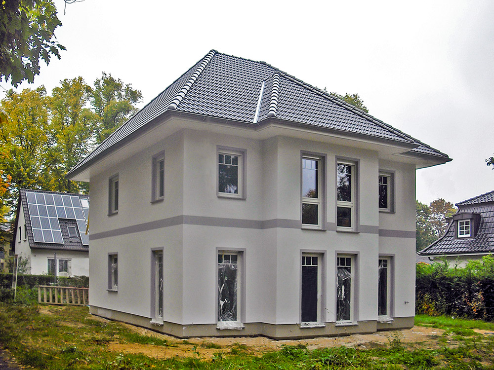 Fertighaus, Plusenergiehaus @ Hausbau-Seite.de | Kurz vor der Fertigstellung: Die Villa Lugana in Dallgow-Dberitz wird auf einem kleinen Grundstck realisiert und bietet dennoch 150 Quadratmeter individuellen Wohnraum. Am 28. und 29. November wird sie fr Hausbauinteressierte geffnet. Foto: Roth-Massivhaus