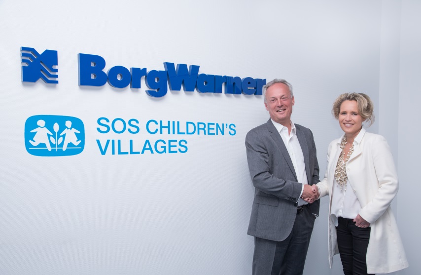 Deutsche-Politik-News.de | Frdric Lissalde, President und General Manager, BorgWarner Turbo Systems, freut sich gemeinsam mit Mitarbeitern des weltweit ttigen Unternehmens auf eine gute und lang anhaltende Partnerschaft mit SOS-Kinderdorf, vertreten durch Sabine Fuchs, Geschftsfhrerin der SOS-Kinderdrfer Global Partner GmbH.
