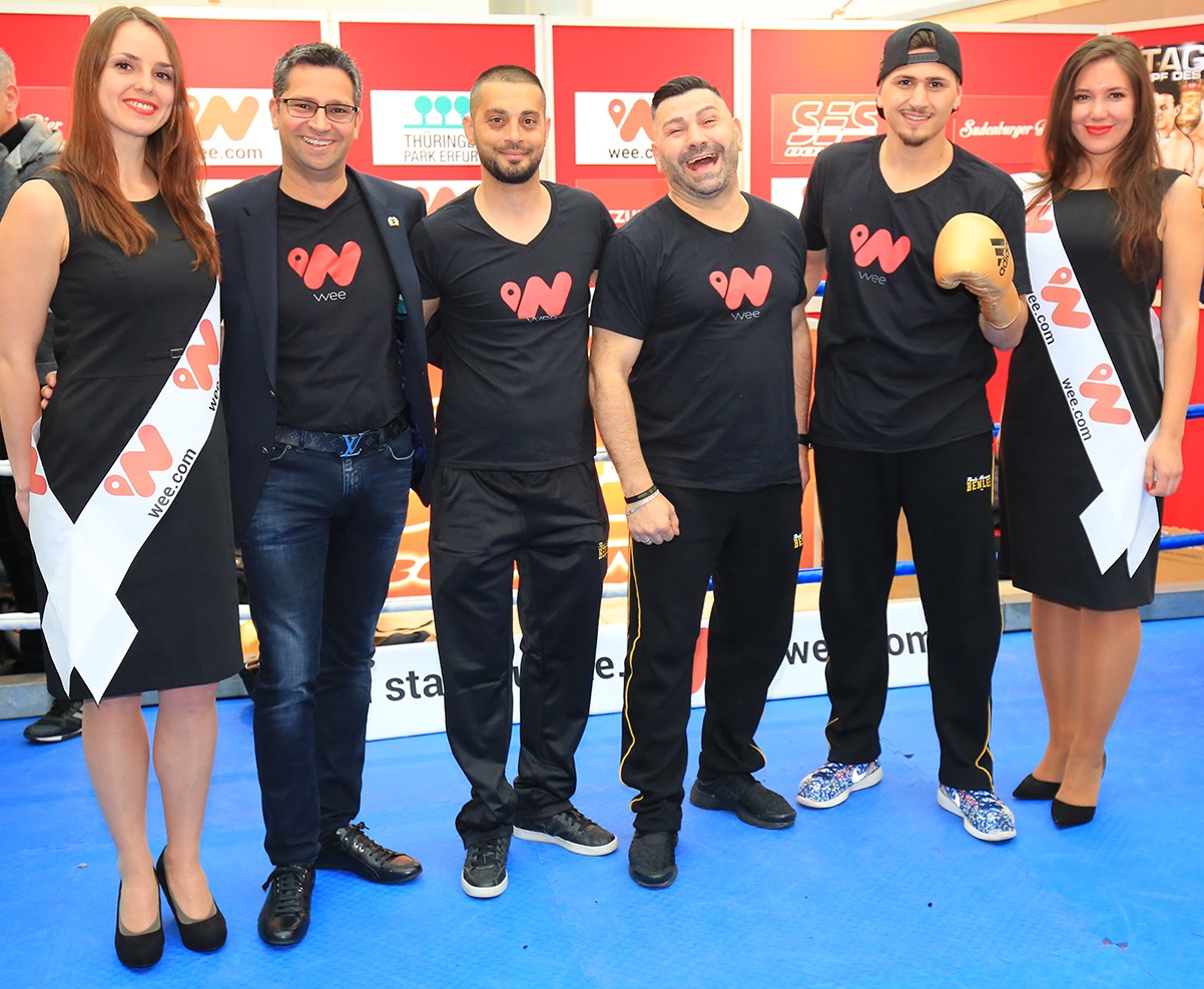 Deutsche-Politik-News.de | Presseboxtraining vor 400 Box-Fans im Thringen Park: strahlende Gesichter bei Mirko Scheffler (Chief Sales Officer External Partner weeCONOMY AG), Salim Salimov (Trainer von Emre Cukur und Olympiateilnehmer 2004), Levent Cukur (Coach und Promoter) und Emre Cukur (Profi, Super-Mittelgewicht) / Foto: Gerke/SES