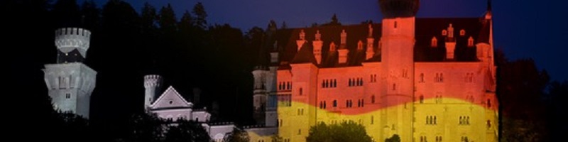 Deutsche-Politik-News.de | Foto: Bayern heit Bundeskanzlerin Angela Merkel zum G7-Gipfel willkommen mit einer Projektion der deutschen Flagge auf Schloss Neuschwanstein!