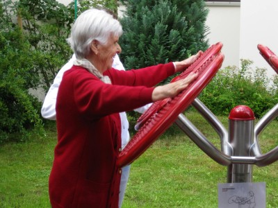 SeniorInnen News & Infos @ Senioren-Page.de | Seniorin an einem outdoor-fitness Gert