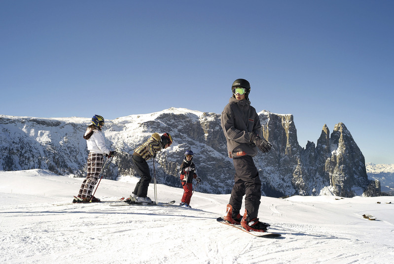 Hotel Infos & Hotel News @ Hotel-Info-24/7.de | Skifahren auf der Seiser Alm mit Aussicht auf den schneebedeckten Schlern – Clemens Zahn – SMG