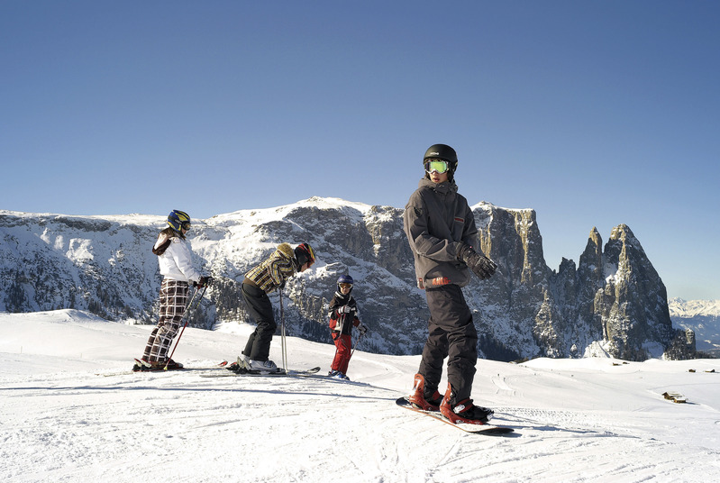 Oesterreicht-News-247.de - sterreich Infos & sterreich Tipps | Skifahren auf der Seiser Alm mit Aussicht auf den schneebedeckten Schlern  Clemens Zahn  SMG