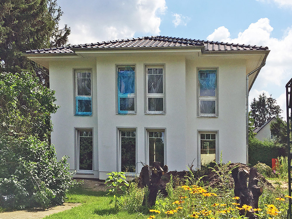 Deutsche-Politik-News.de | Die Stadtvilla Lugana kann am Wochenende in 13125 Berlin besichtigt werden. Foto: Roth-Massivhaus