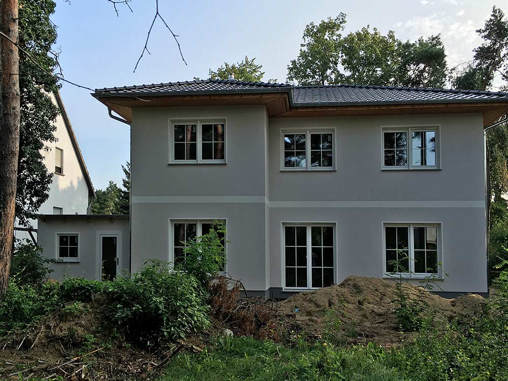 Fertighaus, Plusenergiehaus @ Hausbau-Seite.de | Stadtvilla Lugana kann am Wochenende in 12623 Berlin-Mahlsdorf besichtigt werden. Foto: Roth-Massivhaus