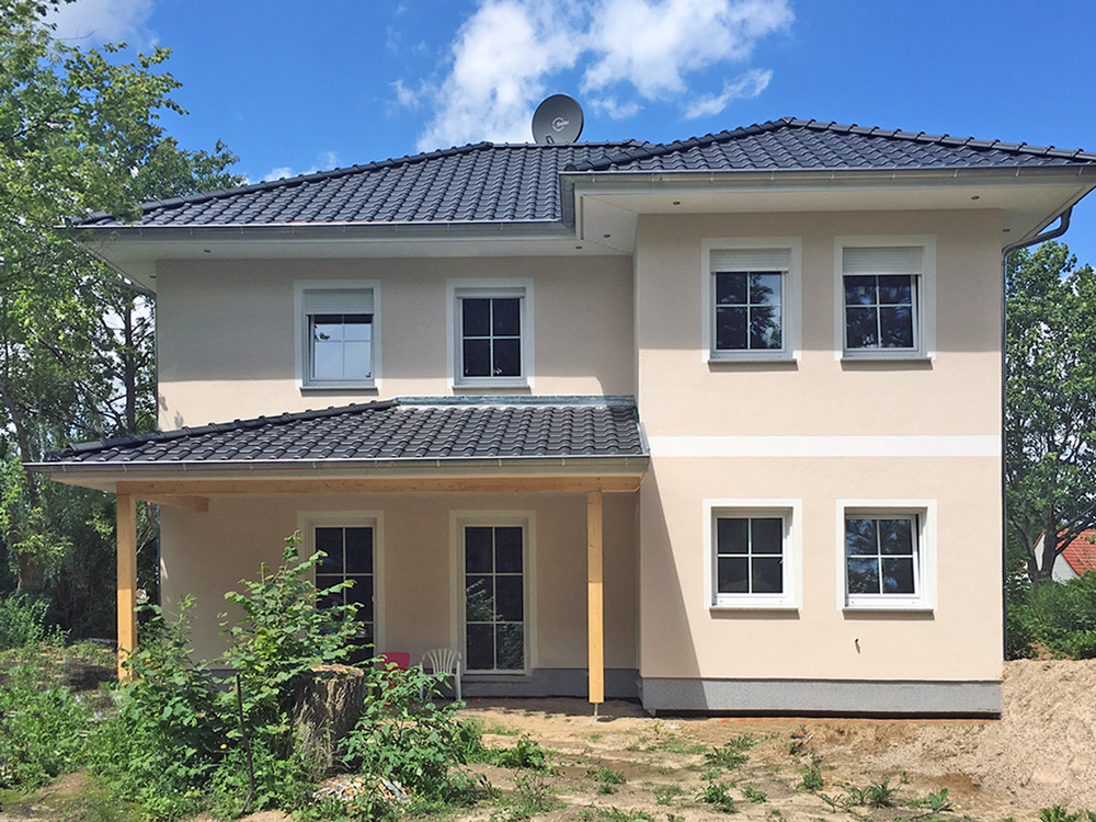 Deutsche-Politik-News.de | Die Stadtvilla Verona kann am Wochenende in 12623 Berlin-Kaulsdorf besichtigt werden. Foto: Roth-Massivhaus