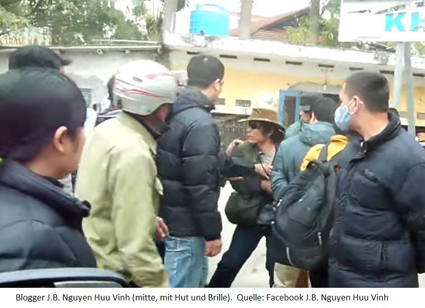 Foren News & Foren Infos & Foren Tipps | Blogger J.B. Nguyen Huu Vinh (mitte, mit Hut und Brille), umgeben von Schlgern