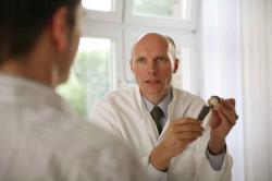 SeniorInnen News & Infos @ Senioren-Page.de | Foto: Chefarzt Dr. Jens erklrt einem Patienten die Funktion eines knstlichen Gelenkes.