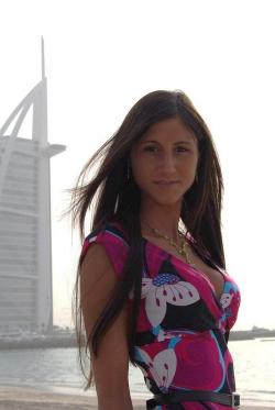 Casting Portal News | Foto: Daniela Arkenberg in Dubai, vor dem Burj Al Arab.