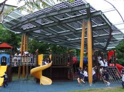Alternative & Erneuerbare Energien News: Alternative Regenerative Erneuerbare Energien - Foto: Unter dem Solardach finden die Schler der Europischen Schule Taipei Schutz vor Sonne, Wind und Regen.