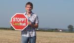Foto: Kampagne gegen >> Landfra << - hier im Bild Junglandwirt Gerhard Langreiter, Sprecher des AK LVE der KLJB Bayern. |  Landwirtschaft News & Agrarwirtschaft News @ Agrar-Center.de