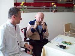 SeniorInnen News & Infos @ Senioren-Page.de | Foto: Begeisterter Zuhrer: Chefarzt Dr. Jens Trgner lauscht seinem Patienten Alex Neuhaus bei seiner konzertreifen Einlage.
