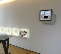 Fertighaus, Plusenergiehaus @ Hausbau-Seite.de | Foto: Der Touchpanel ambiento ist im Solarhaus zentral an der Wand angebracht. Von hier aus lassen sich alle haustechnischen und energetischen Funktionen visualisieren und steuern.