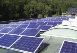 Alternative & Erneuerbare Energien News: Alternative Regenerative Erneuerbare Energien - Foto: Die Photovoltaik-Anlage auf dem Firmendach von AFK.