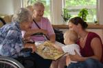SeniorInnen News & Infos @ Senioren-Page.de | Foto: Jung und alt begegnen sich im AWO Seniorenzentrum Vahrenwald.