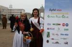 Foto: Apfelkniginnen Elena und Cathleen mit den pfeln vor dem Brandenburger Tor. |  Landwirtschaft News & Agrarwirtschaft News @ Agrar-Center.de