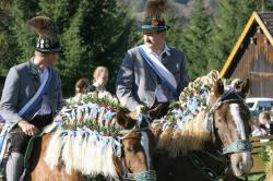 Landwirtschaft News & Agrarwirtschaft News @ Agrar-Center.de | Agrar-Center.de - rund um Agrarwirtschaft & Landwirtschaft. Foto: Blondinen bevorzugt beim Leonhardiritt in Unterammergau; Bildnachweis: Ammergauer Alpen GmbH.