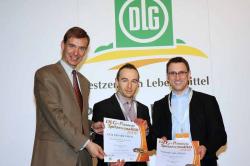 Nahrungsmittel & Ernhrung @ Lebensmittel-Page.de | Foto: Preisverleihung auf der Bio-Fach: DLG-Prsident Carl-Albrecht Bartmer bergibt die Urkunden an Martin Lang und Thomas Wippel (von links).