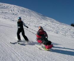 SeniorInnen News & Infos @ Senioren-Page.de | Foto: Skilehrer und Schler mit dem Mountain Man.