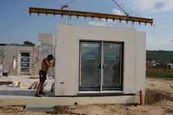 Fertighaus, Plusenergiehaus @ Hausbau-Seite.de | Hausbau & Einfamilienhaus - Foto: Im massiven Wandsystem von �ko-domo sind bereits Energiesparfenster und -t�ren und die Sanit�rvorinstallationen sowie die komplette Au�en- und Innend�mmung enthalten..