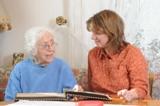 SeniorInnen News & Infos @ Senioren-Page.de | Foto: Zur BU: Eine zufriedene Seniorin und eine Vivello-Alltagsbegleiter  Hilfe im tglichen Leben, aber auch viel Zeit fr Gesprche. Foto: privat.
