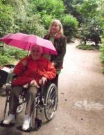 SeniorInnen News & Infos @ Senioren-Page.de | Foto: Auch bei Regen gut gelaunt und motiviert  Helga Gries freut sich auf ihre Arbeit im sozialen Bereich.