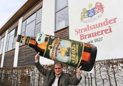 Bier-Homepage.de - Rund um's Thema Bier: Biere, Hopfen, Reinheitsgebot, Brauereien. | Foto: Markus Berberich, Geschftsfhrer der Stralsunder Brauerei, ist in Feierlaune.