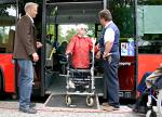 SeniorInnen News & Infos @ Senioren-Page.de | Foto:  Domus Mea: Beim Training kann das Team von Regionalbus Oberbayern gezielt auf die Fragen und ngste der Senioren eingehen.