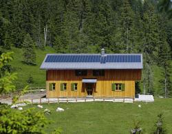 Fertighaus, Plusenergiehaus @ Hausbau-Seite.de | Foto: Solarstrom ist umweltfreundlich und dank Frderungen knnen Hauseigentmer mit einer Photovoltaikanlage auch Geld verdienen. Foto: Rheinzink.